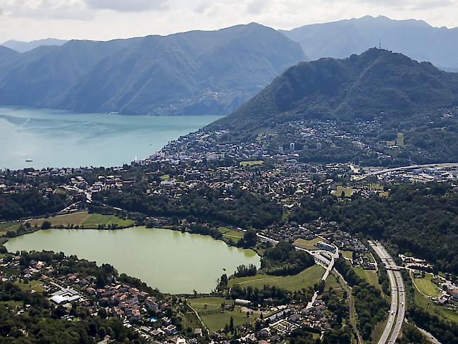 Blick auf den Lago di Muzzano (Vordergrund) bei Lugano: Bei einem Campingplatz bei Muzzano ist am Dienstagabend ein fünfjähriges Mädchen gestorben. (Archivbild)