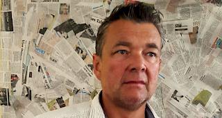 Mitbegründer Aldo Rotzer vor seiner Open-Air-Collage