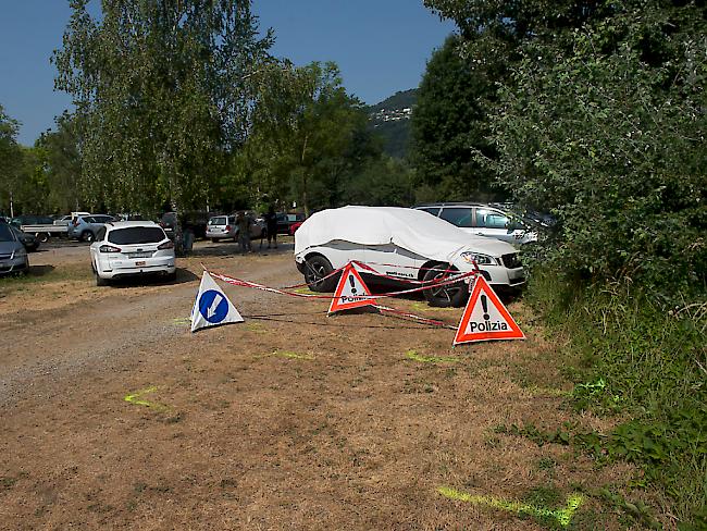 Auf diesem Parkplatz bei einem Camping in Muzzano TI ist das fünfjährige Mädchen einer Deutschschweizer Familie tot im Auto seiner Mutter aufgefunden worden.