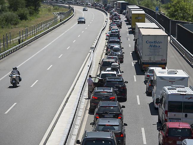 Neidischer Blick auf die Gegenfahrbahn: Stau auf der Autobahn A2 zwischen Erstfeld und Göschenen (Archivbild)