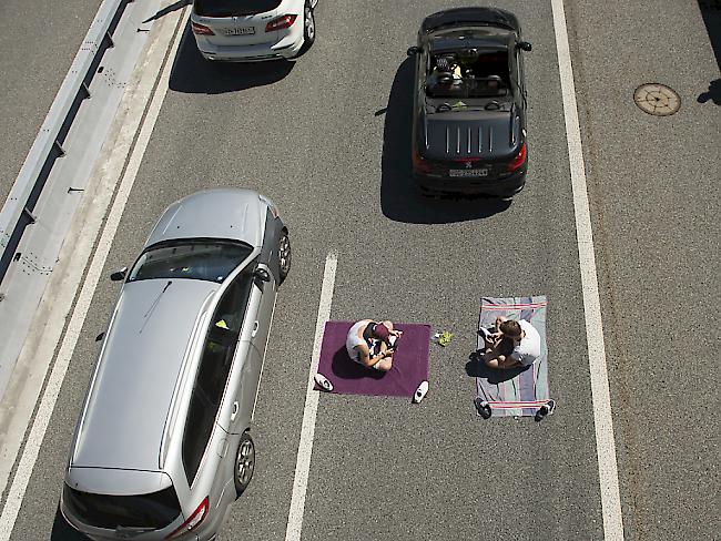 Sommenbad im Stau statt am Ferienziel: Offenbar nahmen einige Reisende den Stau zwischen Erstfeld und Göschenen vom Freitag wegen eines Pannenfahrzeugs im Gotthardtunnel eher locker.