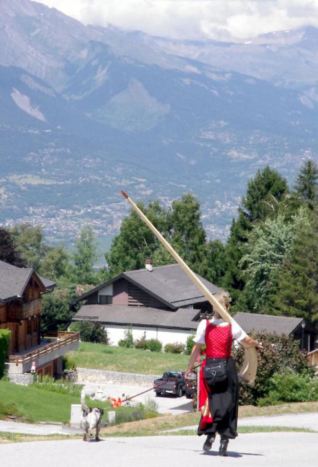 Eine Alphornbläserin auf dem Weg zum Wettbewerbsgelände.