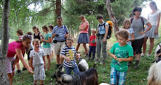 Begeisterte Teilnehmer an der Brauchtumswoche in Gr&auml;chen