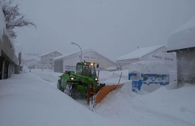 «Winter in Simplon-Dorf, aufgenommen am 2. Weihnachtstag zwischen 10.00 und 11.00 Uhr, Schneehöhe 1,30 Meter.»