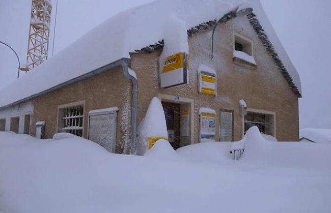 Die eingeschneite Poststelle in Simplon-Dorf.