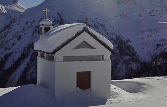 Kapelle in der Saflischmatte, im Hintergrund das Helsenhorn Hansruedi Schalbetter Grengiols.