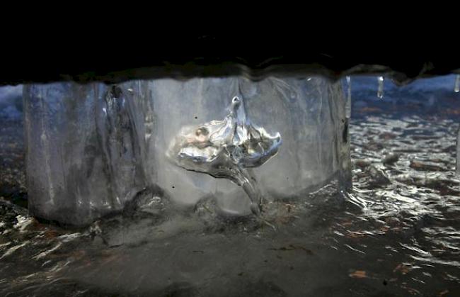 Eisskulptur unter dem Trog in Kippel