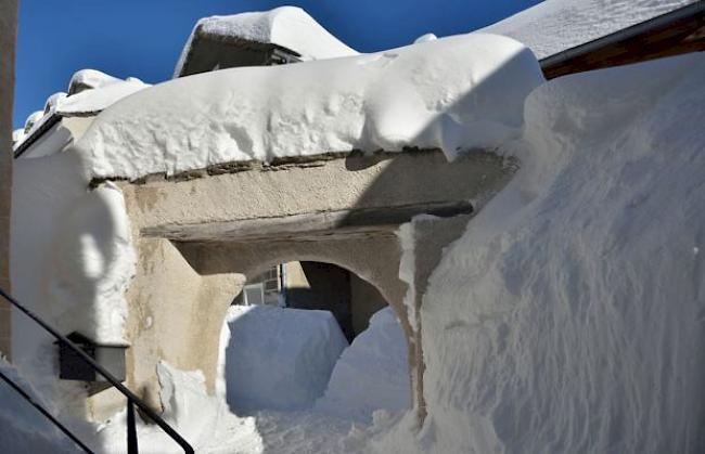 Grosse Schneemengen in Simplon Dorf