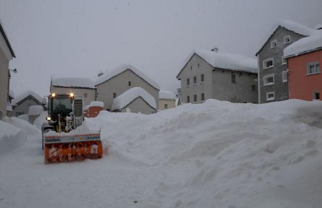 Dienstagmorgen um 9.00 Uhr in Simplon-Dorf: 40 cm Neuschnee.