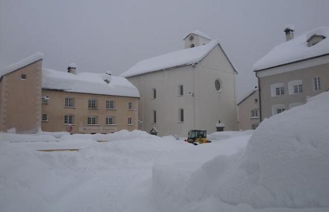 Dienstagmorgen um 9.00 Uhr in Simplon-Dorf: 40 cm Neuschnee.