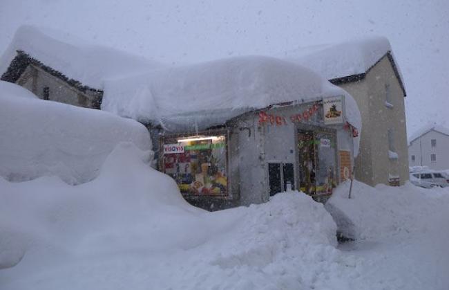 Dienstagmorgen um 9.00 Uhr in Simplon-Dorf: 40 cm Neuschnee.