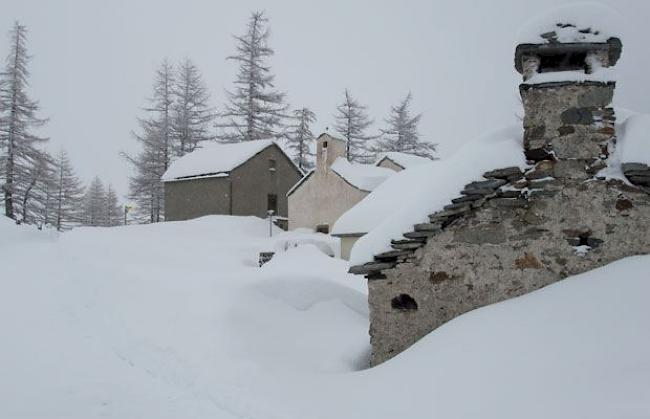 Der Weiler Egga bei Simplon-Dorf im tiefen Winterschlaf (fotografiert am 31.1.2014).