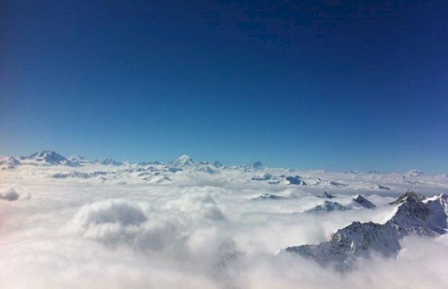 Nebelmeer mit Weitsicht vom Hockenhorn (Lötschental)