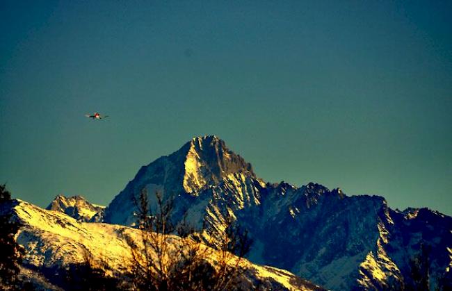 Flugzeug über dem Bietschhorn. 