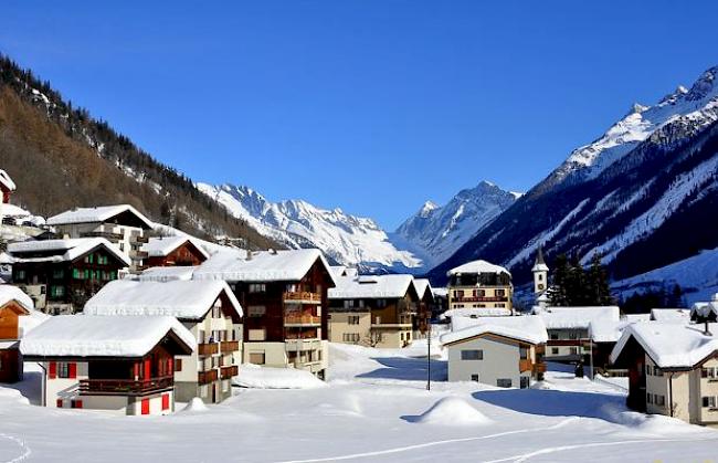 Kippel im Lötschental mit der Lötscherlücke im Hintergrund. 