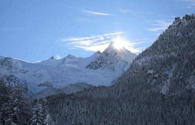 «Wie ein Vulkanausbruch steigt die Sonne über dem Riedgletscher hoch über Gasenried auf.»