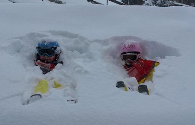 «Hier sind Zoe und Kim im Schnee auf der Bettmeralp.»