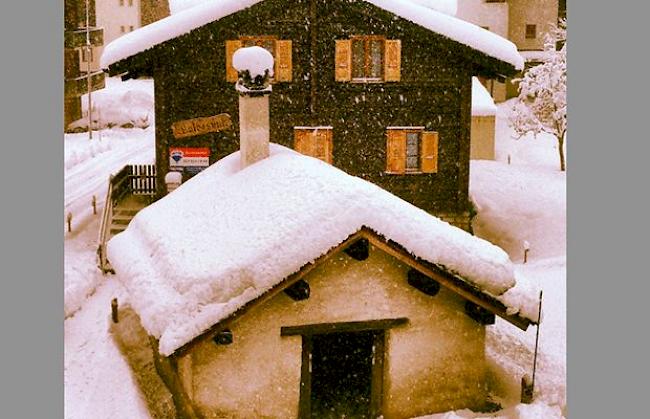 «Oberwald, Dorfstrasse kurz vor Mittag (26.12.2013).»