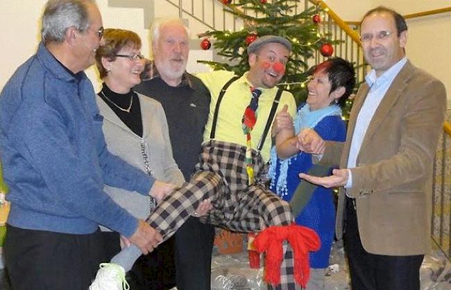 Von links nach rechts: Stiftungsratsmitglieder: Pfarrer Eugen Zimmermann, Margrit Noti und Marcel Kummer, Clown Damian Gsponer, Ruth Thüring vom Verein «clownvisite», Reinhard Venetz, Direktor Seniorenzentrum Naters