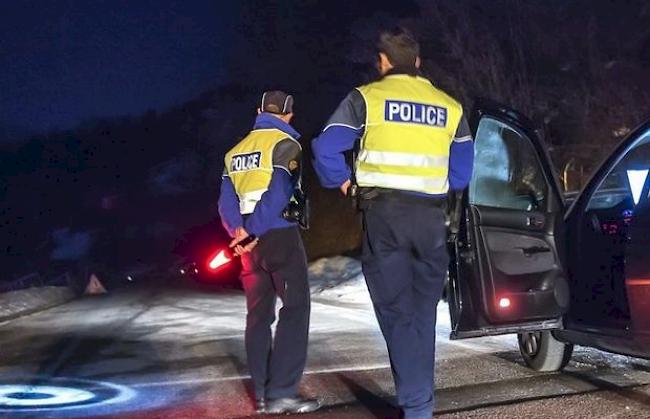 Die Polizei sperrt den Walliser Ort Daillon nach einer tödlichen Schiesserei grossräumig ab