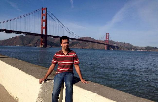 Damian Lötscher vor der Golden Gate Bridge