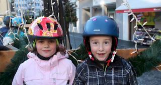 Stella (l.): «Ich freue mich auf das Christbaum schmücken und die Geschenke.» Damian: «Geschenke! Und ich freue mich auf meine Verwandten. Ich hoffe, dass ich eine Uhr zu Weihnachten bekomme.»