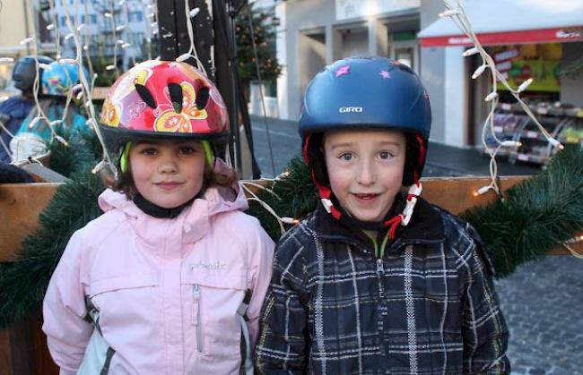 Stella (l.): «Ich freue mich auf das Christbaum schmücken und die Geschenke.» Damian: «Geschenke! Und ich freue mich auf meine Verwandten. Ich hoffe, dass ich eine Uhr zu Weihnachten bekomme.»