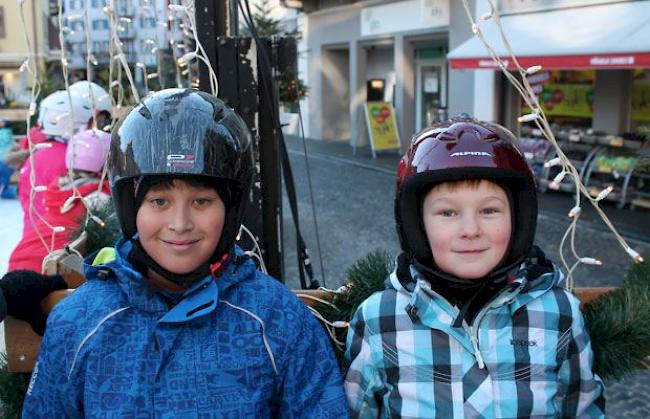 Nikolas (l.): «Ich freue mich sehr auf den Christbaum und die Dekoration, und auch die Geschenke.» Daniel: «Das Christbaumschmücken ist toll. Auch auf das Weihnachtsessen und die Geschenke freue ich mich. Ich weiss aber nicht, was es an Weihnachten geben wird.»