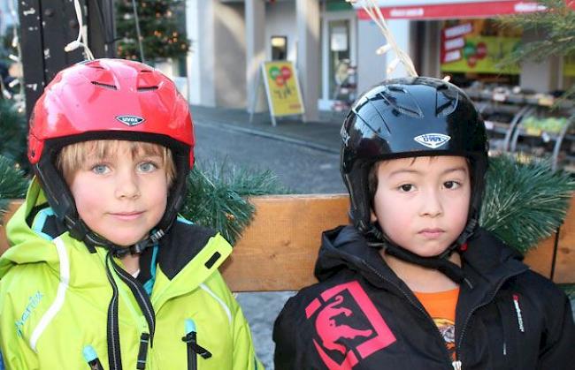 Andrin: «Ich freue mich so sehr auf meine Verwandten und dass das Jesuskind geboren wird. Und auch die Geschenke sind toll. Den Baum bringt uns immer das Christkind.» Stefan (r.): «Ich finde die Adventszeit schön; und auch die vielen Geschenke. Ich wünsche mir ein ferngesteuertes Schiff.» 