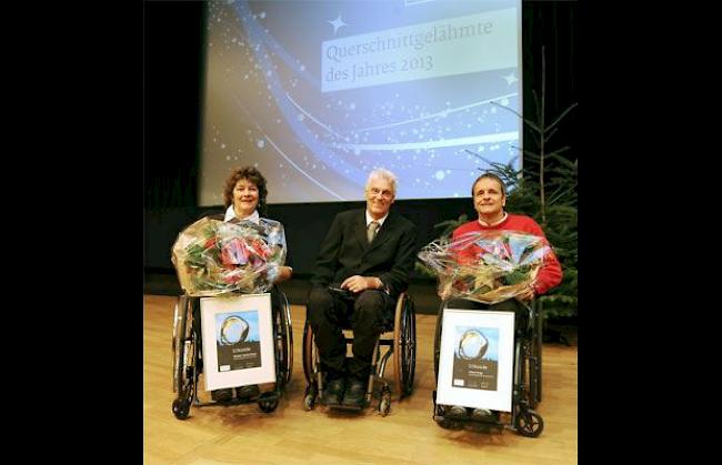 Auszeichnung «Querschnittgelähmte des Jahres 2013» im SPZ Nottwil: Daniel Joggi, Präsident der Schweizer Paraplegiker-Stiftung (Mitte), mit den beiden Geehrten Elisabeth Mettler-Kiener und Rolland Bregy.