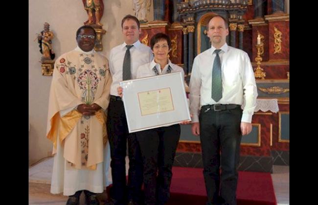 Von links: Pfarrer Titus Offor, Präsident Adrian Furrer, Lia Furrer und Dirigent Raoul Abgottspon.