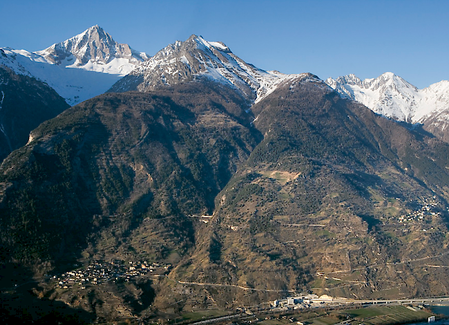 Blick aufs Bietschhorn (links in Bild) von Bürchen aus.