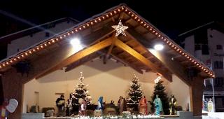 Weihnachtsdekoration in unserem Dorf Saas-Alnagell, die Weihnachtskrippe in Lebensgrösse.