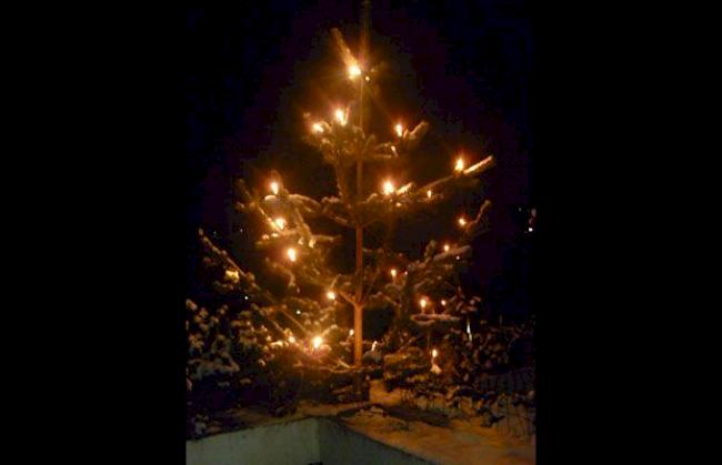Weihnachtsbaum mit Lichterschmuck