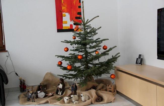 Baum und Krippe stehen und stimmen weihnachtlich. 
