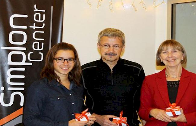 Glückliche Gewinner: Joanne Gattlen, Roger Näfen und Elisabeth Zeiter mit den überreichten Geschenkkarten.