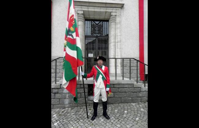 Fänner Daniel Zenklusen wurde mit einer eigens gefertigten Fänneruniform ausgestattet.