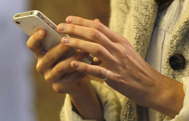 Die Sittener Schüler erhalten wichtige Informationen direkt per WhatsApp auf ihr Smartphone. (Archiv)