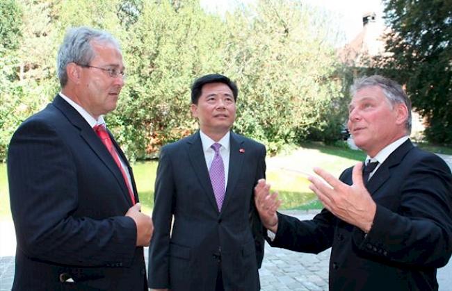 Der Botschafter der Volksrepublik China in der Schweiz S.E. WU Ken wurde am Dienstag offiziell von der Walliser Regierung empfangen. Staatsratspräsident Jacques Melly und Vizepräsidentin Esther Waeber-Kalbermatten vertraten zusammen mit Staatskanzler Philipp Spörri die Walliser Exekutive.