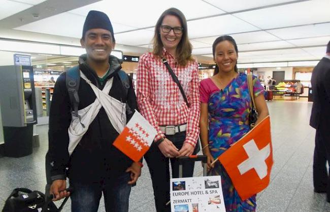 Corinne (M.) mit Santosh und Badri am Flughafen