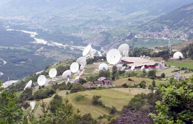 Blick auf die Satellitenschüsseln oberhalb von Leuk.