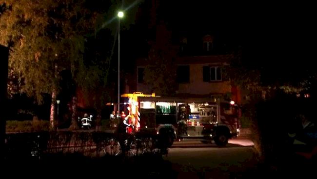 Wegen eines in Brand geratenen Gebäudes in der Nähe des Bahnhofs Visp musste die Feuerwehr aufgeboten werden.  