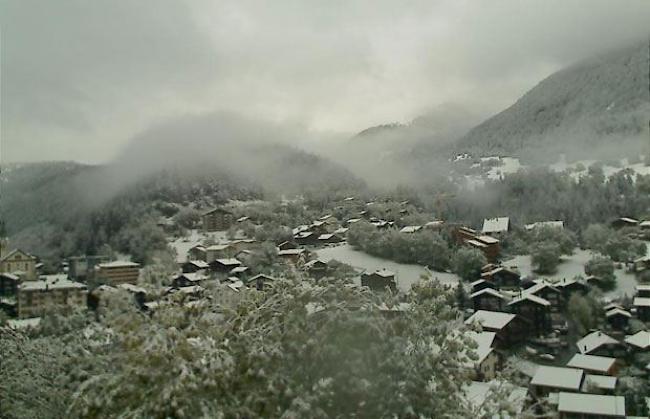 Fiesch unter einer Schneeschicht