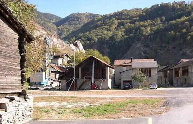 Rund um den Dorfplatz Baltschieder am 19. Oktober 2003