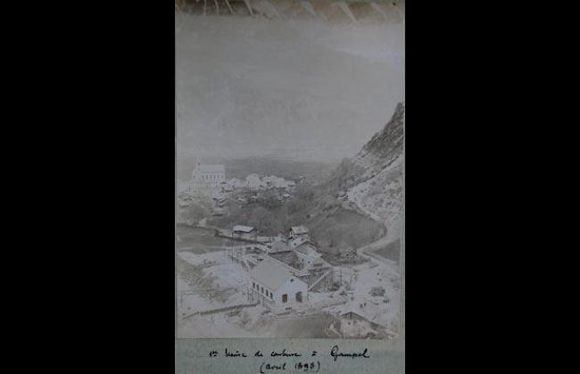 Das Photo wurde im April 1898 aufgenommen und zeigt die angefangenen Arbeiten zum Bau der Lonza-Fabrik in Gampel. Blick Talauswärts von Nord in Richtung Dorf. 