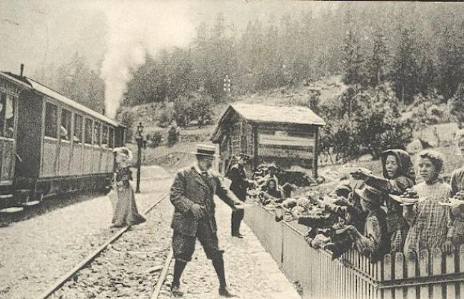 Am Bahnhof St. Niklaus.