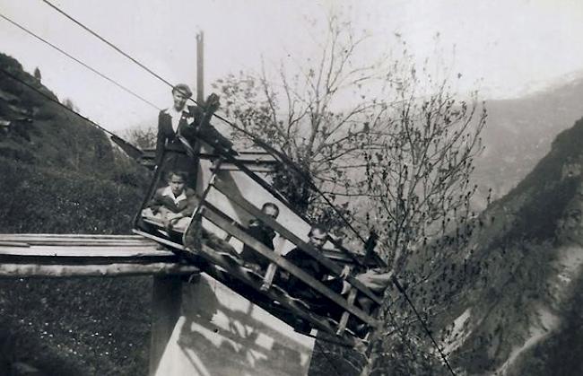 Alte Luftseilbahn von Kalpetran - Embd.  (Mittelstation im Bodo 1943)  v.l.n.r :  Maria, Alex, Maria-Josefina und Josef Imboden von Kalpetran.