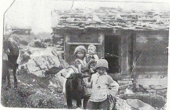 Kinder auf der Guggialp, 1932: Julia, Viktor und Kamil.
