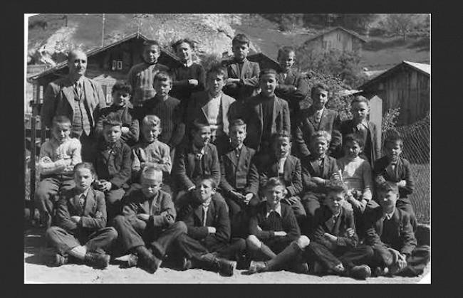 Schulklasse von Steg 1947 mit Lehrer Pfammatter Hermann aus Eischoll
