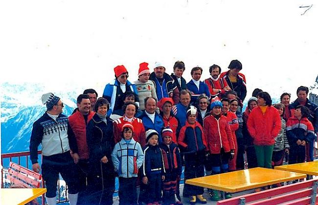 Die Wanderfreunde Guttet-Feschel unterwegs auf einer Winterwanderung. Entstanden Anfang der 1980er-Jahre. Bild wurde zur Verfügung gestellt. Wer erkennt sich noch?